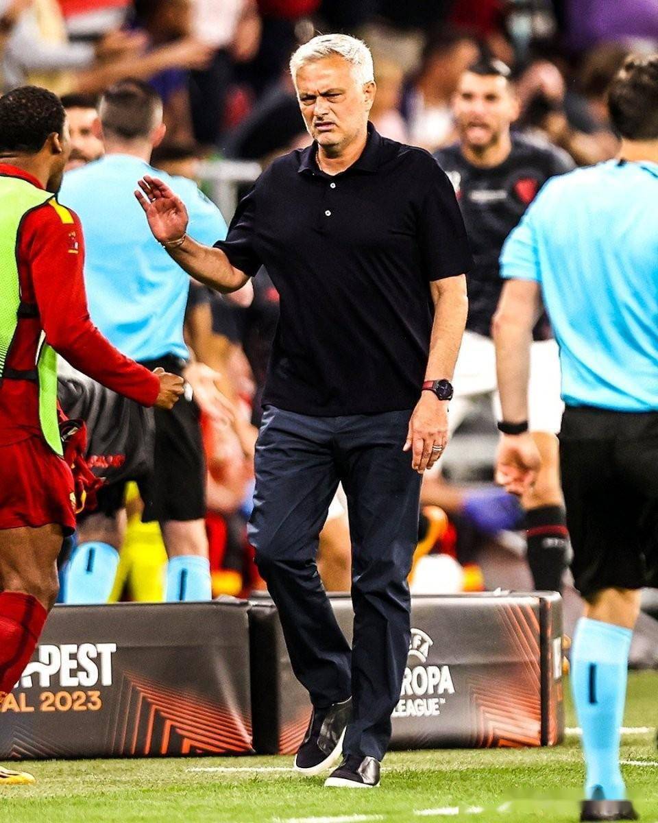 包含欧联赛程吃紧,那不勒斯今晚官宣签约,质疑声仍在,更衣室氛围转暖的词条-爱游戏官网